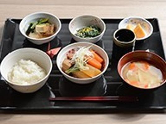 彩り豊かな食事トレイ