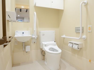 バリアフリー設計のトイレ