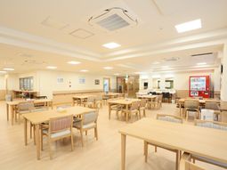 明るい食堂の様子