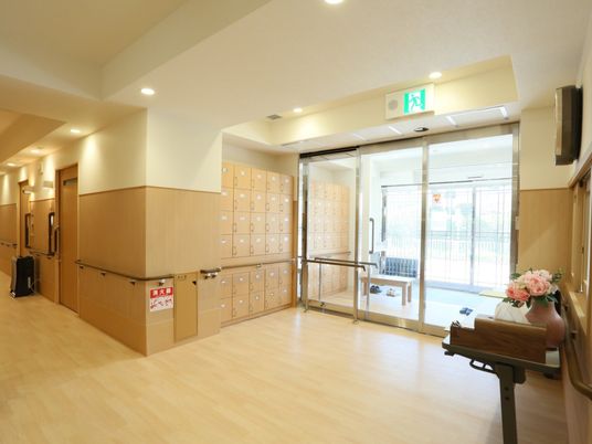 明るく清潔なエントランス