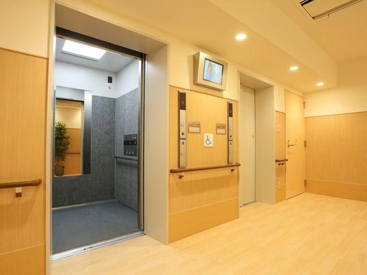 広々とした明るい廊下