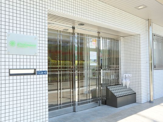明るく清潔なエントランス