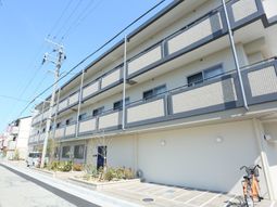 明るい日差しの外観