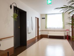 明るい廊下の風景