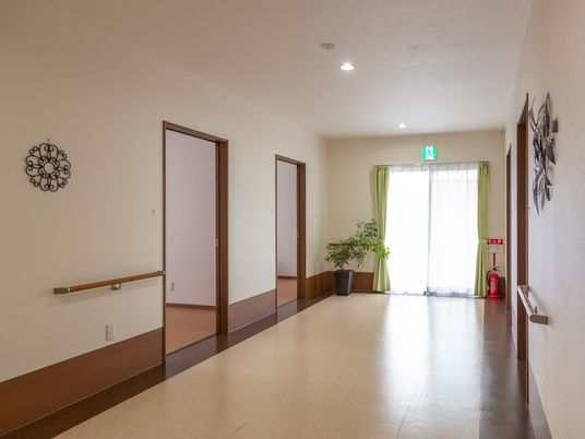 明るく広々とした廊下