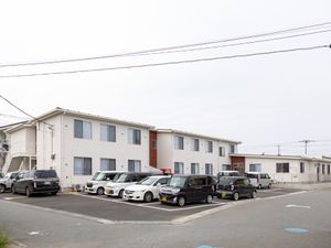 白壁の建物と駐車場