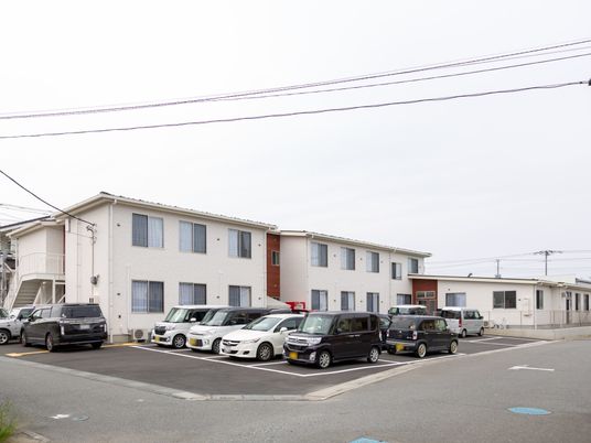 白壁の建物と駐車場