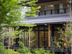 緑に囲まれた建物外観