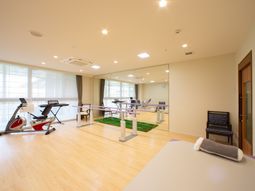 機能訓練室の明るい空間