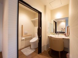 清潔感あるトイレと洗面台