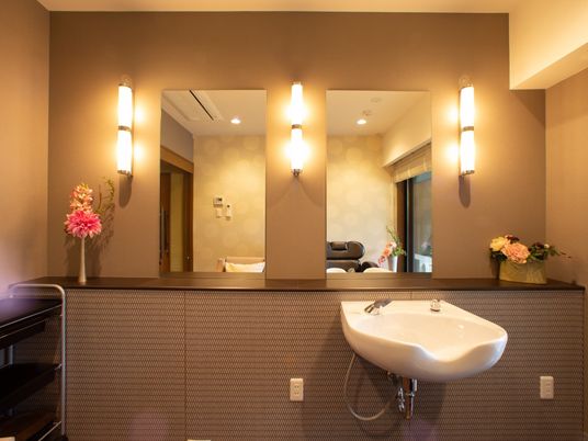 洗面台と鏡のある空間