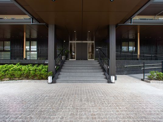 シックなエントランス外観