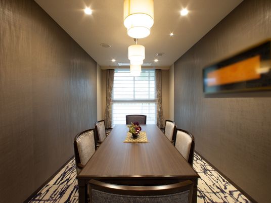 食堂の落ち着いた居室