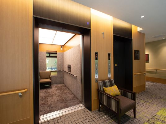 エレベーター前の待機スペース