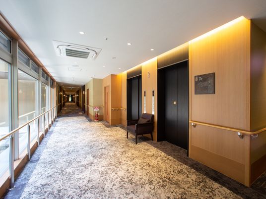 ゆったり広い廊下の風景