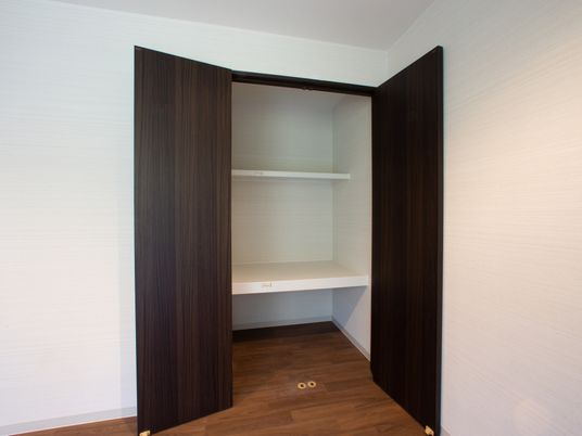 開いたクローゼット扉