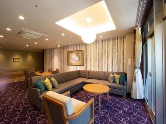 ゆったりした応接セットのロビー