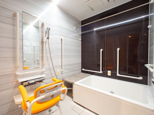 バリアフリー設計の浴室