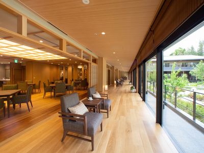 共有エリアのモダンな居室