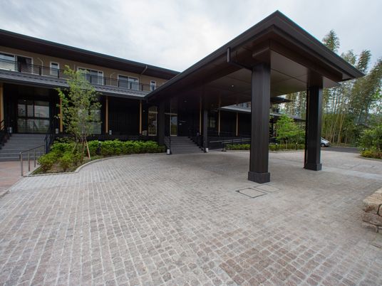 モダンな建物エントランス