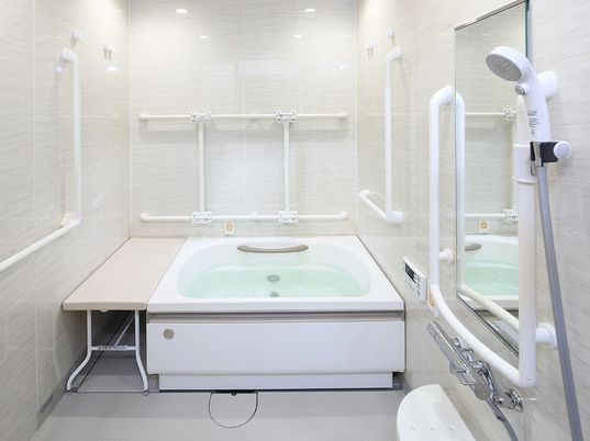 手すり付き洗面浴室