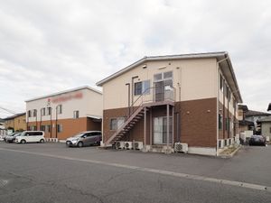 茶色の壁の建物外観