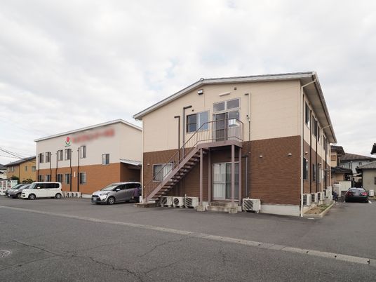 茶色の壁の建物外観