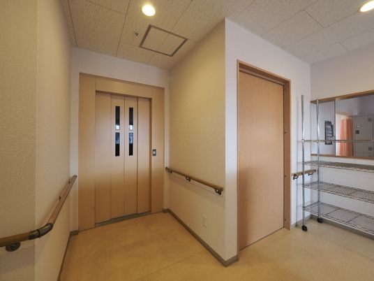 エレベーターと開口部