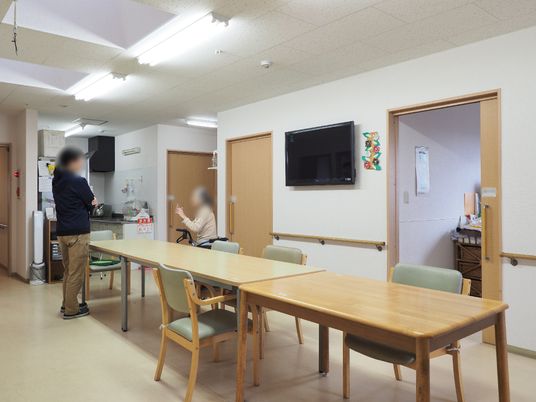 広々とした明るい食堂