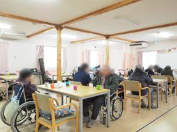 多様な椅子のダイニング