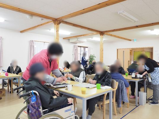 活動する人々の食堂