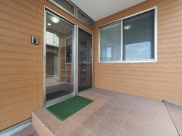 明るいエントランスの様子