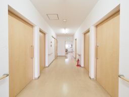 明るい廊下の様子
