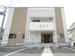 清潔感ある建物のエントランス