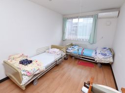 清潔なベッド二つの居室