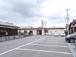 広々とした駐車場の施設外観