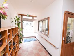 明るいエントランスの様子