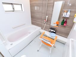 清潔なバリアフリー浴室