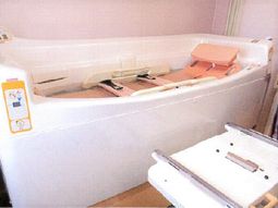 バリアフリーの浴槽設備