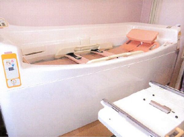バリアフリーの浴槽設備