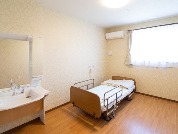 居室の内装とベッド