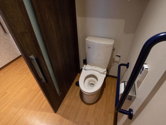 バリアフリートイレ トイレ 手すり付きの安全設計トイレです。使いやすさに配慮した設計で、日々の業務をサポートします。