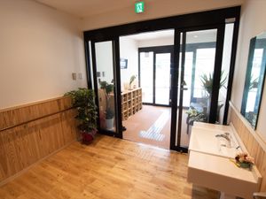 入口付近の明るい通路