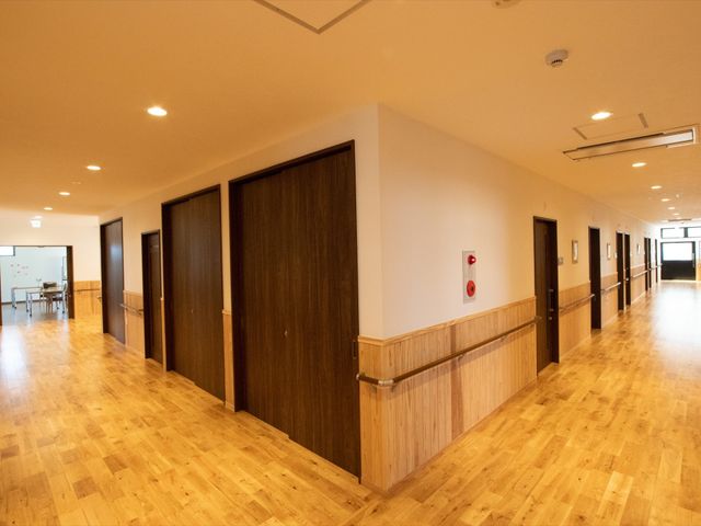 廊下の明るい空間 通路 広々として明るい廊下は、利用者の快適な移動をサポートします。壁には手すりが設置され、安全に配慮されています。