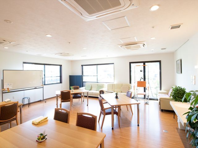 広々とした明るいラウンジ 食堂 日差しがたっぷりと差し込む、開放的なラウンジ空間です。ソファやテーブルが配置され、憩いの時間を過ごすことができます。
