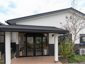 建物正面のエントランス  
