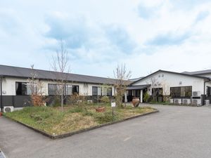 建物前の庭と車寄せ  
