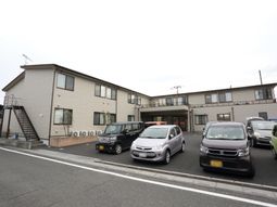 白壁の建物と駐車場