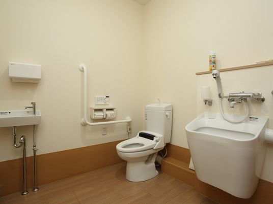 手すり付きのトイレ空間