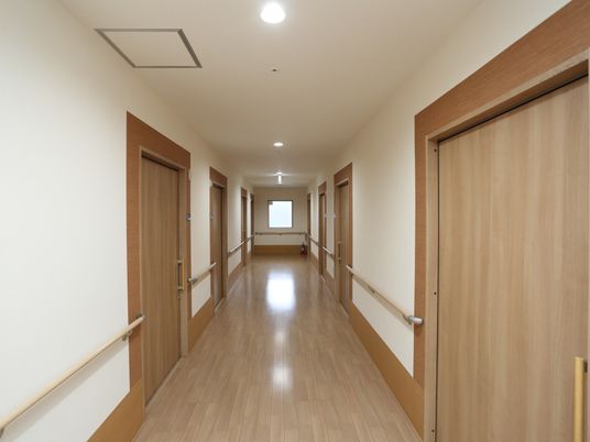 明るい廊下の風景